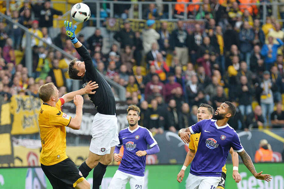 Szene vom Auer 3:0-Erfolg in Dresden im Hinspiel: Martin Männel (2.v.l.) krallt
sich den Ball vor Marco Hartmann. Der FCE-Keeper ist die wichtigste Stütze des "Veilchen"-Teams überhaupt.