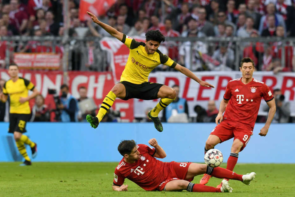 Javi Martinez (u) und Mahmoud Dahoud kämpfen um den Ball: Die Meisterschaft entscheidet sich am letzten Spieltag der Bundesliga.