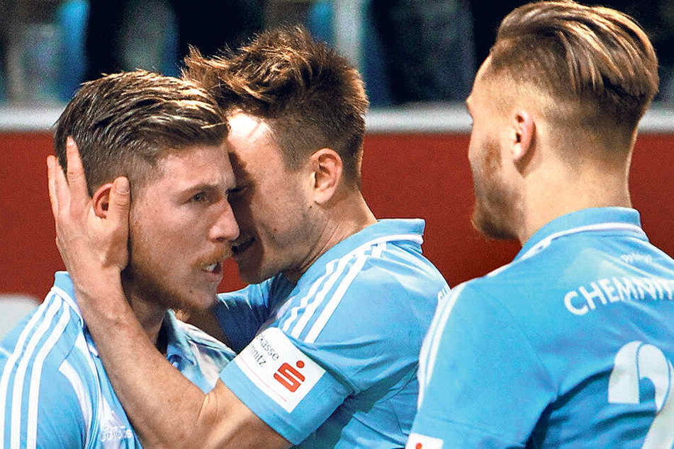 Die Anspannung steht Philip Türpitz ins Gesicht geschrieben. Wochenlang
musste er auf das erste Tor warten. Fabian Stenzel (M.) und Björn Jopek (r.)
freuen sich, dass der Bann gebrochen ist.