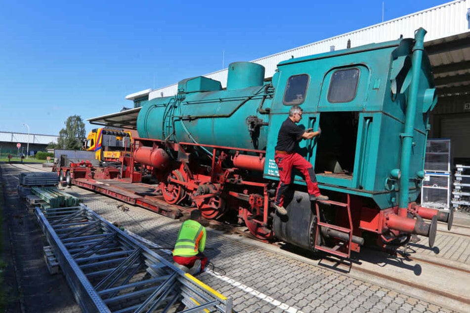 Die 32 Tonnen schwere Dampfspeicherlock geht auf ihre letzte Reise: Per Schwerlasttransport über die A4 von Glauchau nach Hartmannsdorf zum Eisenbahnverein Hartmannsdorf e.V.