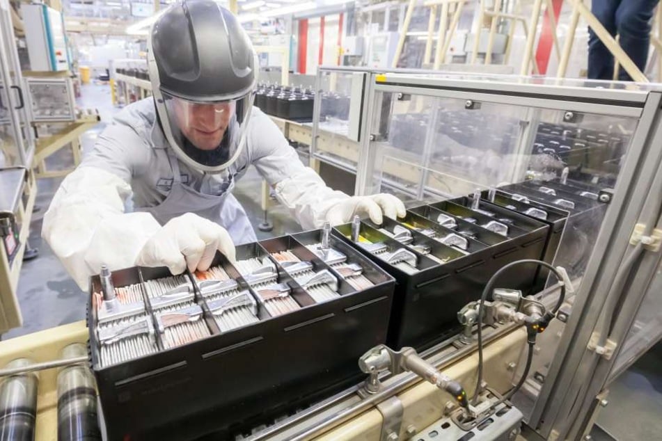 Nummer eins aus Zwickau: Johnson Controls, hier Mitarbeiter Sascha Wlcek in Schutzausrüstung, ist Weltmarktführer bei AGM-Batterien.