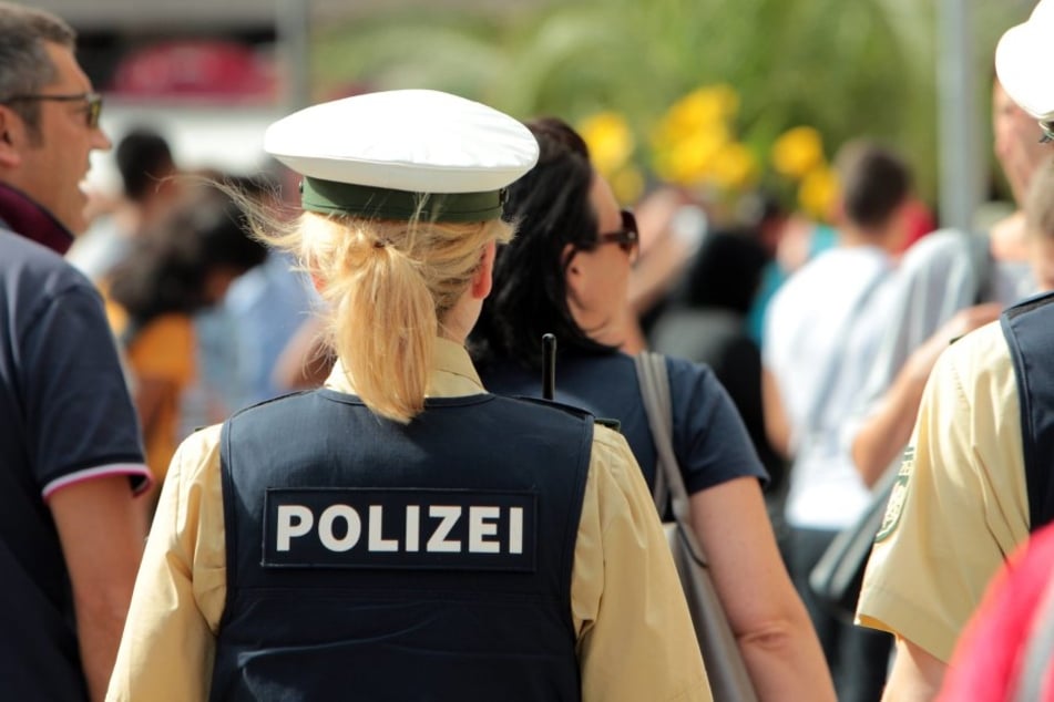 Damit hat die Polizei wohl nicht gerechnet! Plötzlich biss ihr ein Verdächtiger in den Finger...