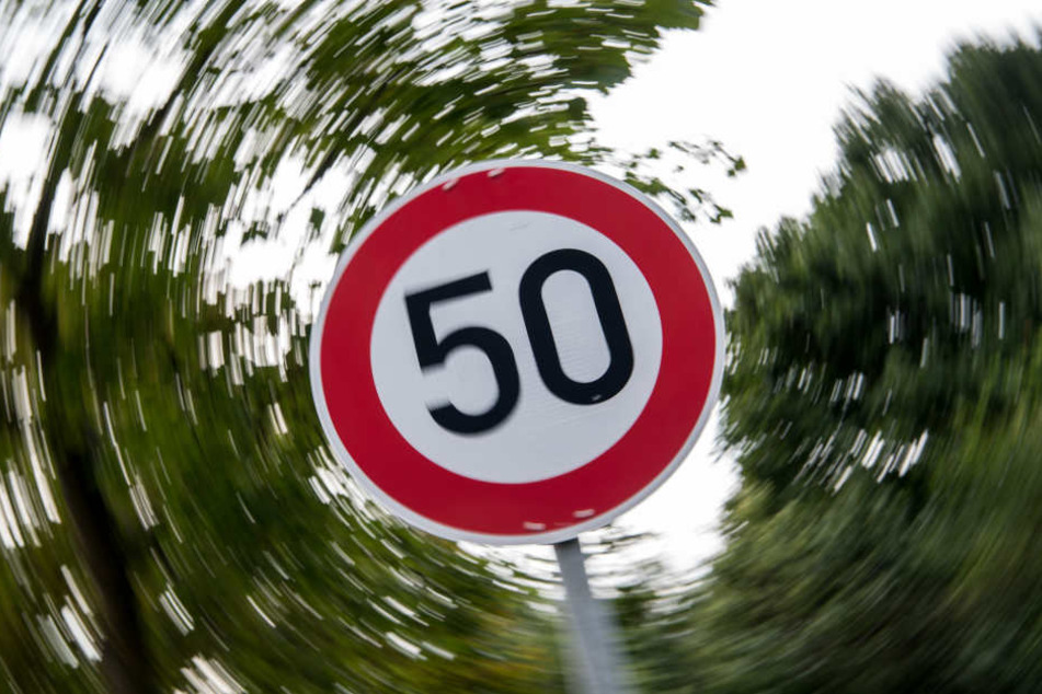 Tempo 50 war erlaubt, doch daran hielt sich der Verkehrs-Rowdy nicht. (Symbolbild)