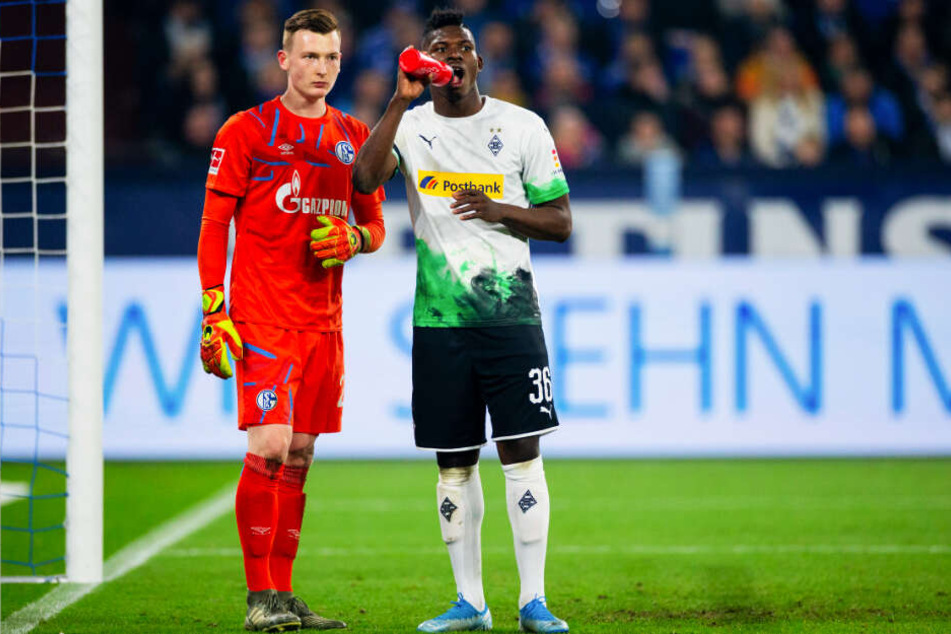 Markus Schubert (l.) teilte seine Wasserflasche mit Gladbachs Breel Embolo, die drei Punkte behielt er mit Schalke aber für sich.
