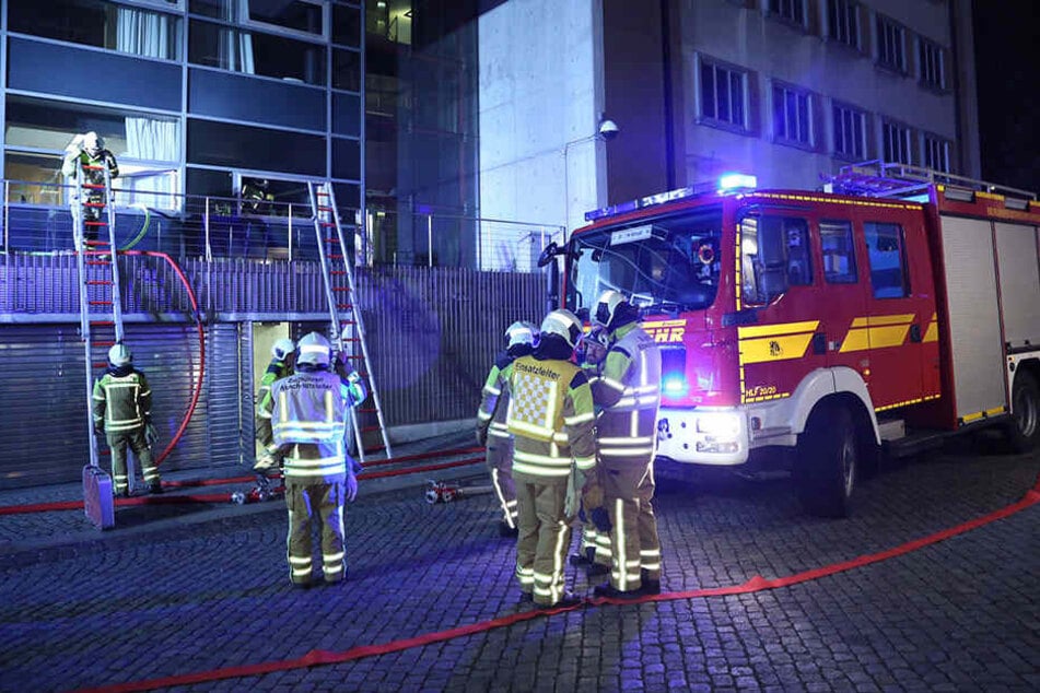 Mindestens elf Löschwagen der Dredner Feuerwehr rückten zum Landtag aus.