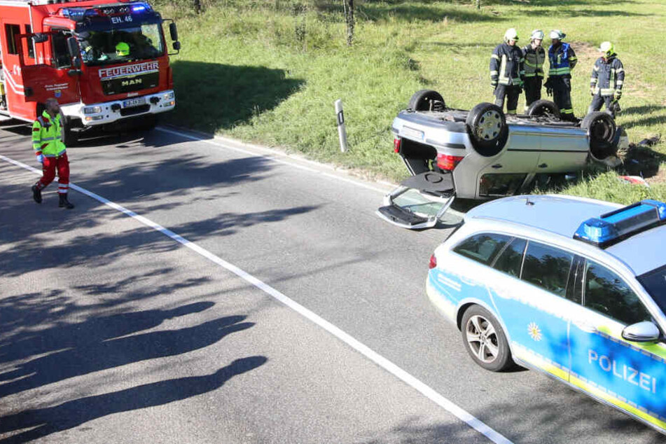 Rettungskräfte sind beim Unfall vor Ort.