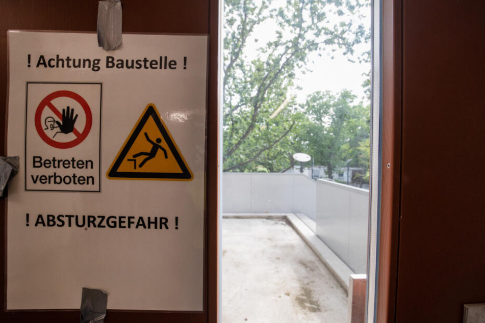 "Achtung Baustelle! Betreten verboten! Absturzgefahr!" steht auf einem Hinweisschild an einer Ausgangstür zu einer Außentreppe am FAU-Campus an der Regensburger Straße.