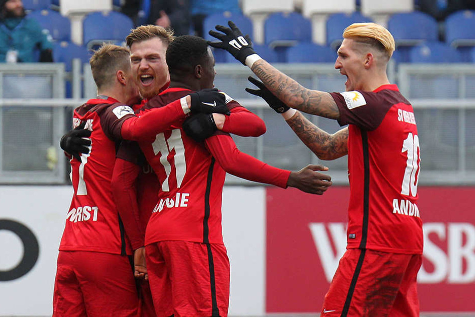 Die SCP-Spieler mussten zuschauen, wie die Spieler des SV Wehen Wiesbaden den Treffer zum 2:0 feierten.
