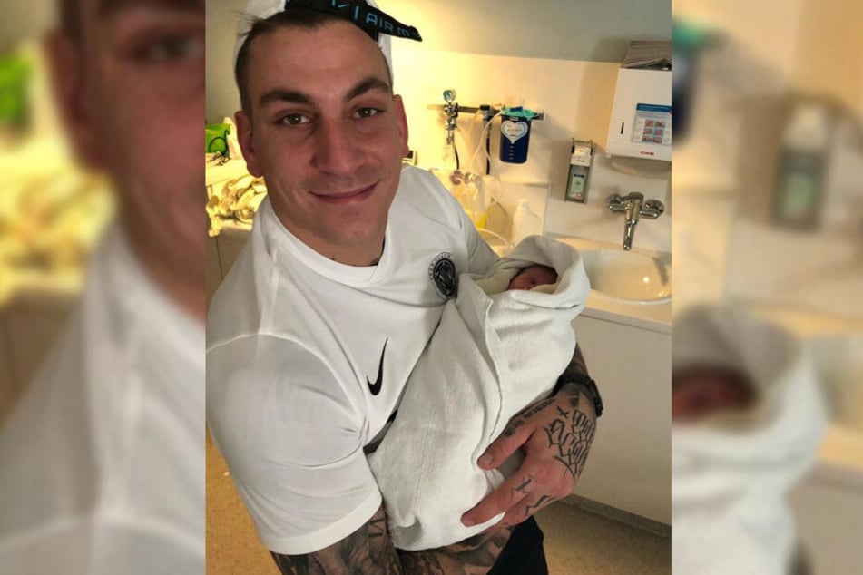 Stolzer Vater: 187-Rapper Gzuz hält seine kleine Tochter auf dem Arm.