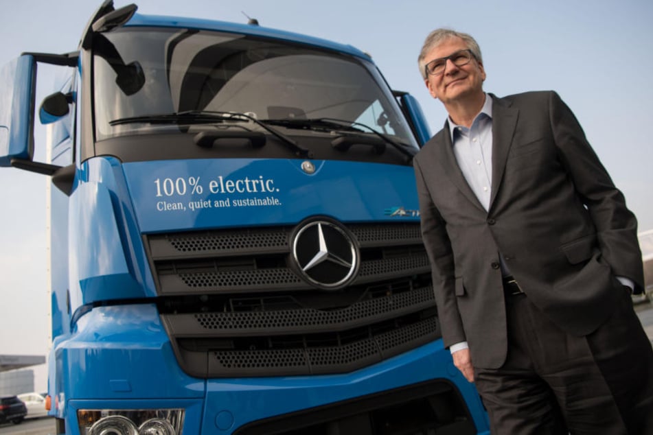 Daimlers Nutzfahrzeug-Vorstand Martin Daum (58) sieht Grenzen in der Haltbarkeit von Batterien bei Elektro-Lastwagen.
