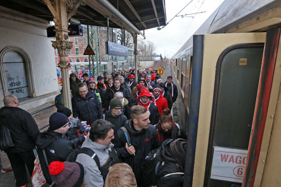 530 Eispiraten-Anhänger! Auf dem kleinen Crimmitschauer Bahnhof herrschte gestern Morgen ungewohnt reger Betrieb.