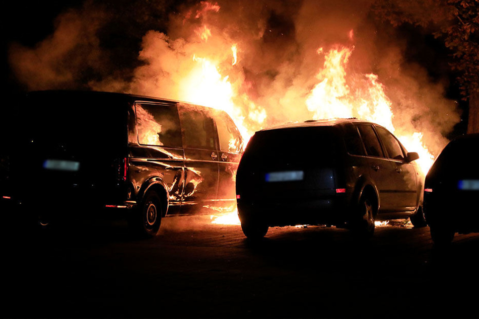 Mehrere Autos standen in Flammen.