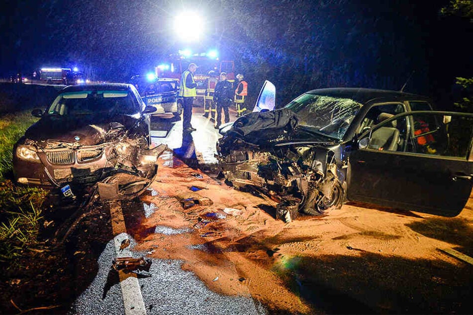 Der BMW krachte mit dem Seat zusammen. Beide Autos sind voll zerstört.