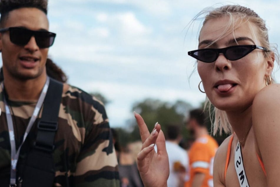 Sarah wie wir sie kennen: Selbstbewusst albert sie zusammen mit ihrem Freund Dee Jaxon auf einem Festival rum.