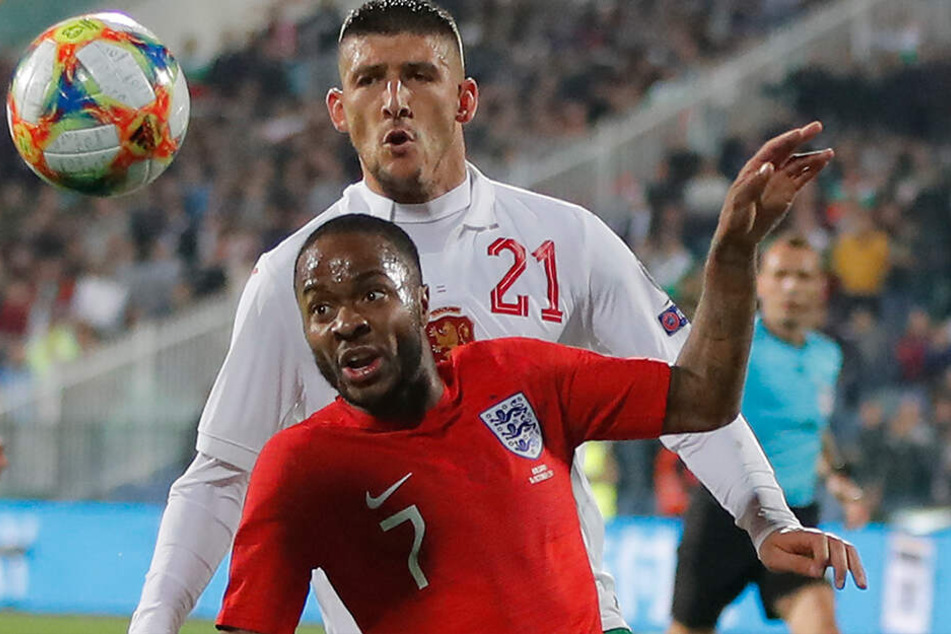 War in vielerlei Hinsicht Mann des Spiels: Raheem Sterling. Hier im Duell gegen Bulgariens Kamen Hadzhiev.