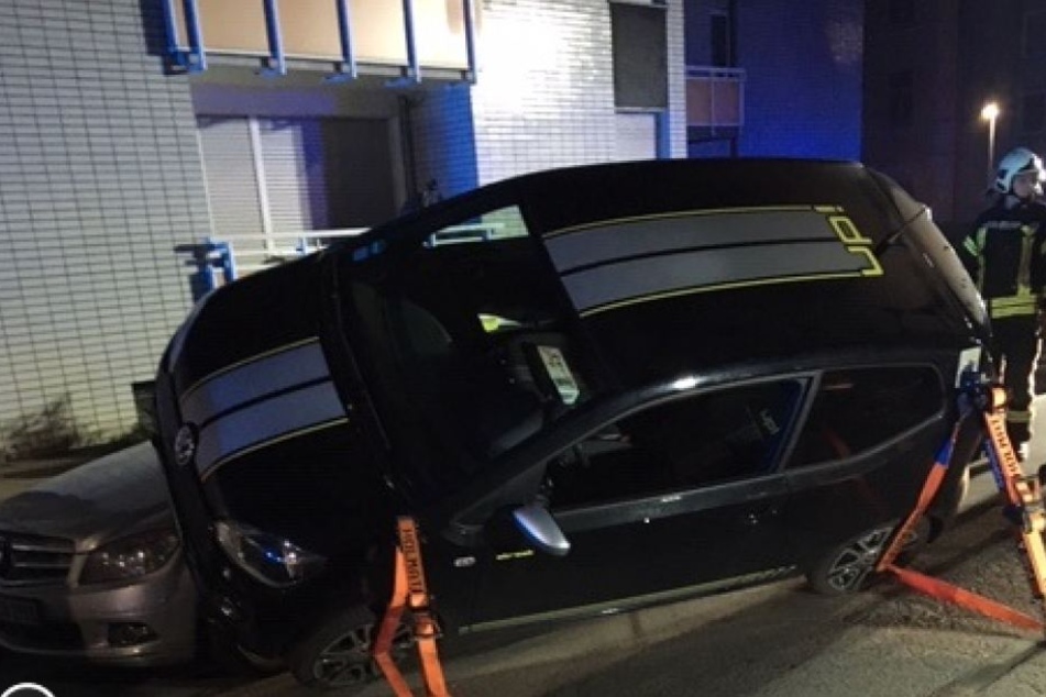 Das Auto parkte schräg auf dem anderem Unfallauto.