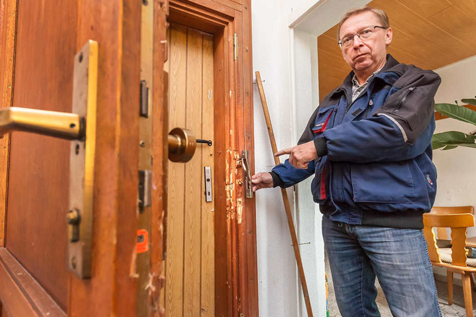 Diese Tür brachen die Einbrecher auf: Rainer Leonhardt (60) zeigt den Schaden
am Heim der Gartensparte „Sachses Ruh“.