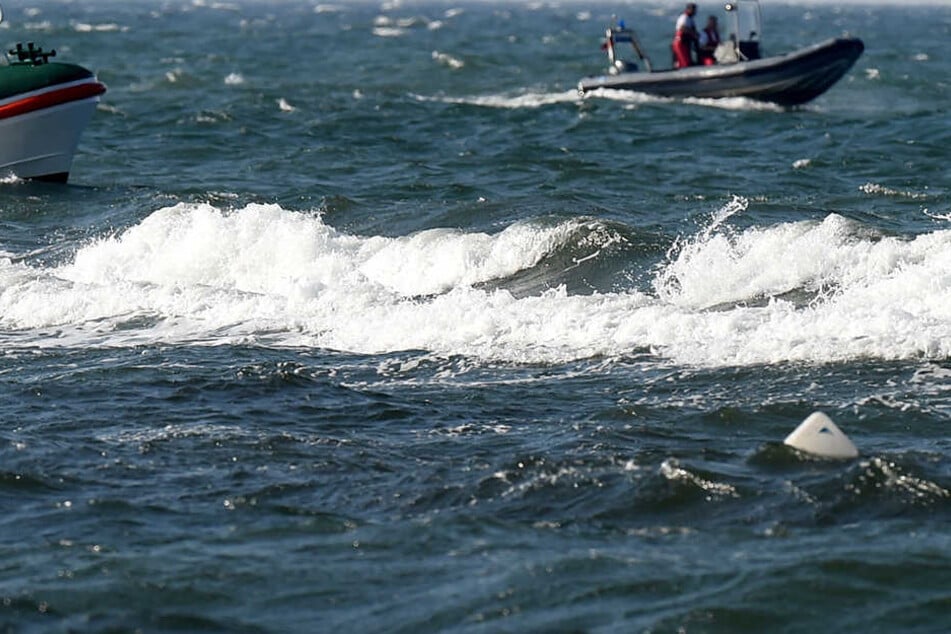 Ein Mann trieb etwa 30 Minuten leblos im Wasser.