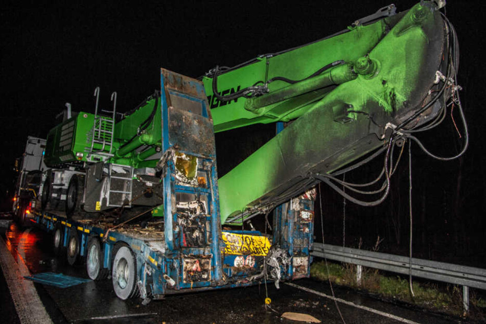 Der Schwertransporter, in dessen Begleitfahrzeug das Auto krachte.