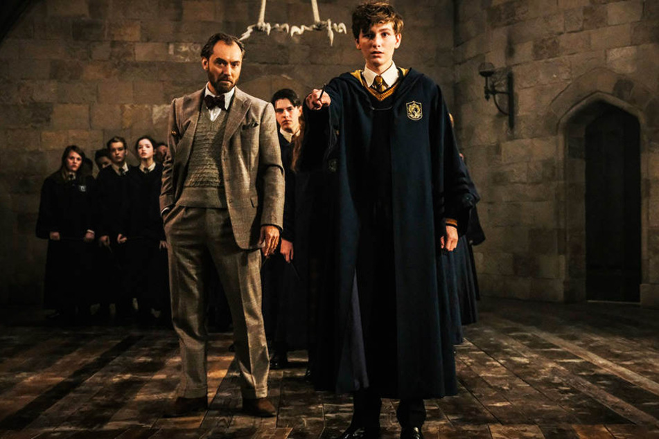 Newt Scamander (r., Eddie Redmayne) wurde von Professor Albus Dumbledore (Jude Law) bestens ausgebildet.