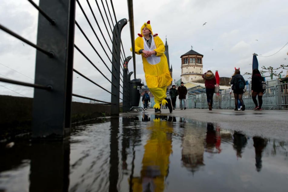 Frust herrschte bei den Düsseldorfer Jecken vor drei Jahren: Der Rosenmontagszug wurde wegen der vorhergesagten orkanartigen Böen abgesagt.
