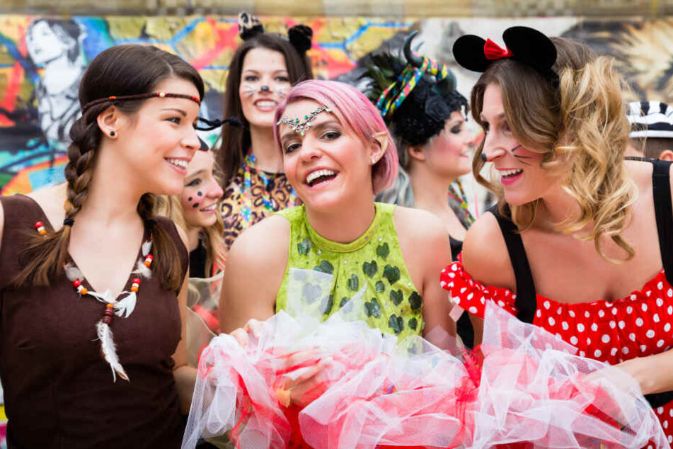 Frauen (natürlich kostümiert) beim Karneval-Feiern.