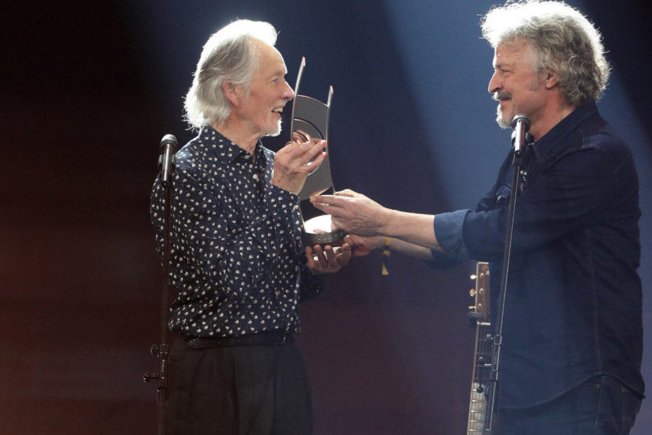 Klaus Voormann bekommt von Wolfgang Niedecken den Echo für sein Lebenswerk.