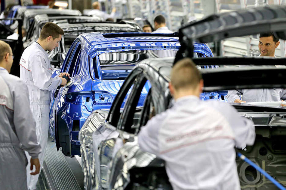 In die Statistik fließen auch die vergleichsweise gut bezahlten Jobs in der Automobilindustrie ein, hier bei Porsche in Leipzig.