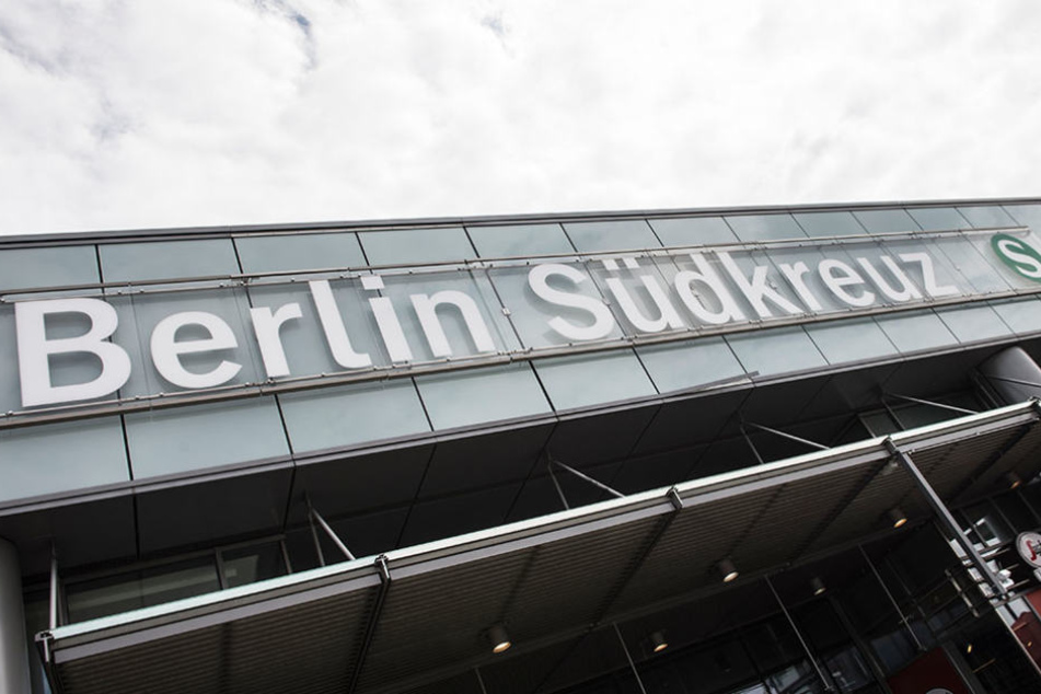 Der Bahnhof Südkreuz ist derzeit wegen einem verdächtigen Gegenstand gesperrt.