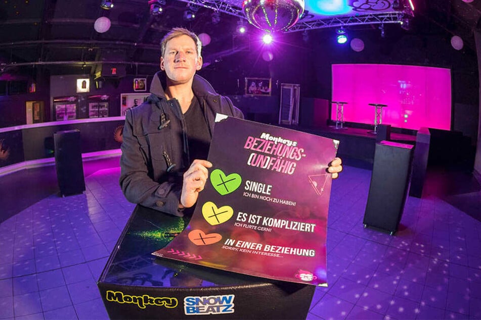 Disco-Betreiber Patrick Weigel (37) mit dem Plakat seiner Partyreihe.