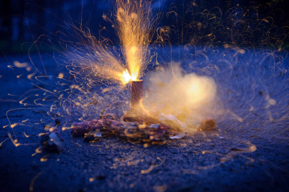 Der Böller explodierte vor dem Gesicht der Frau. (Symbolbild)