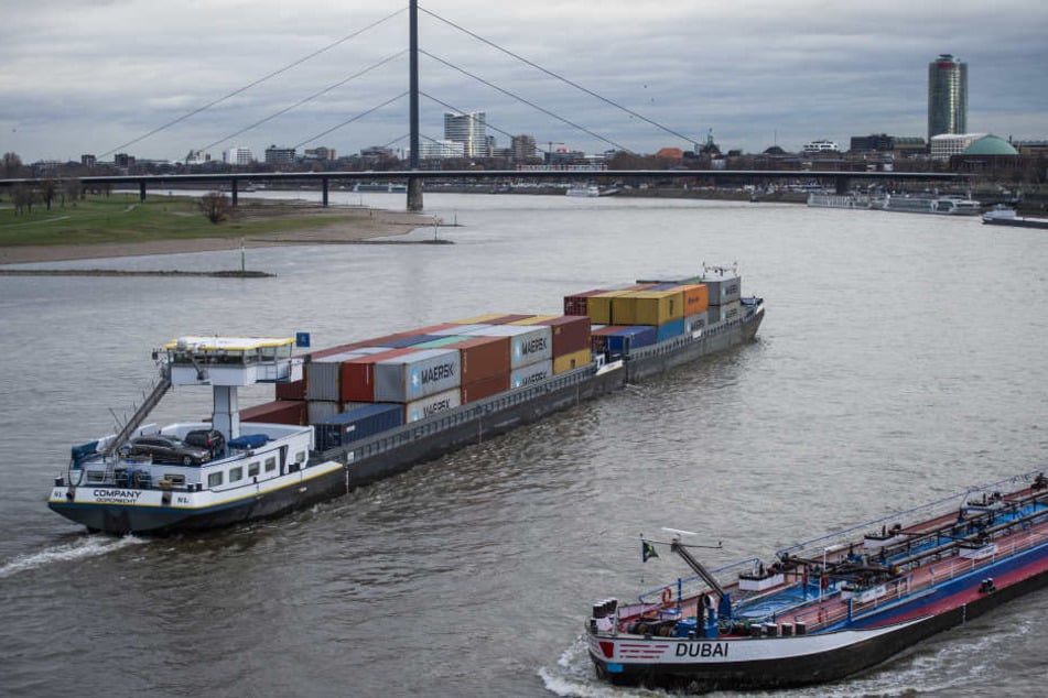 Frachtschiffe können wieder mit voller Ladung auf dem Rhein fahren.