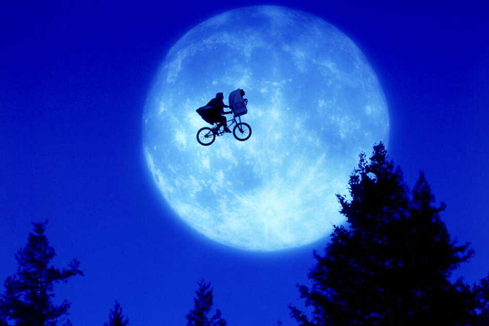 Elliott fliegt mit seinem Freund E.T. am Mond vorbei.