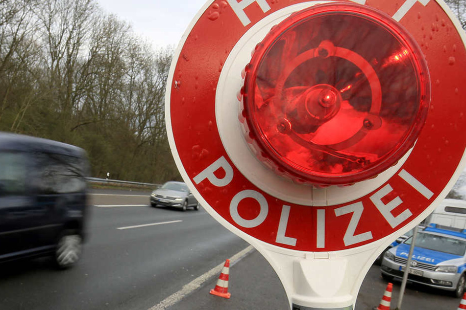Als die Beamten einen Mann auf der A17 kontrollierten, legte der den gefälschten Pass eines Gesuchten vor.