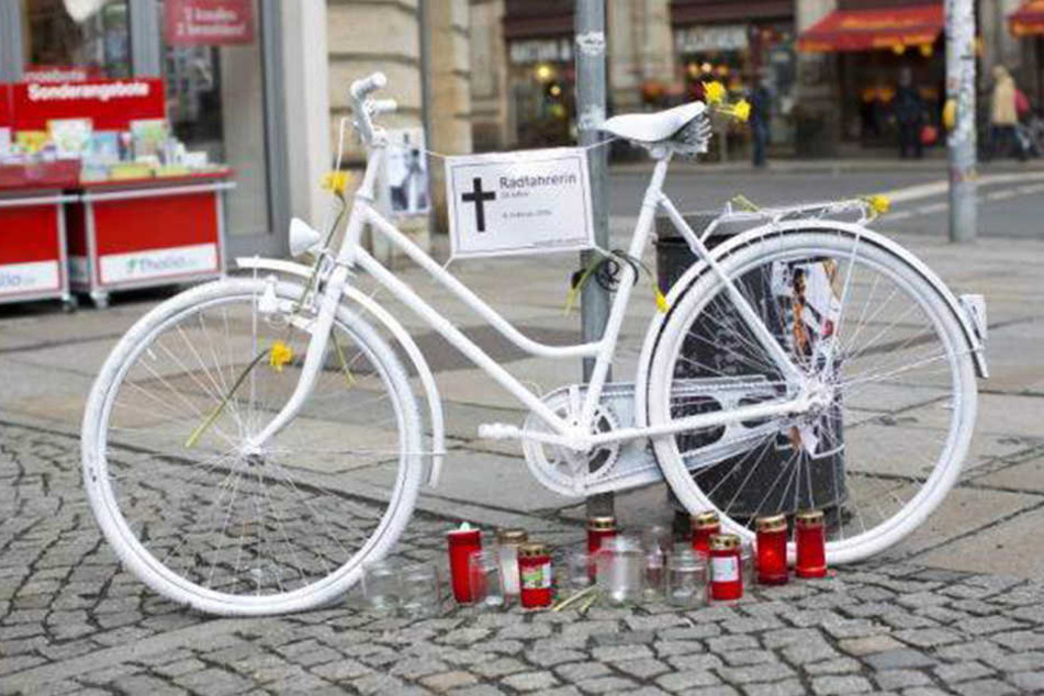 Das "Ghost Bike" an der Ecke Bautzner/Rothenburgerstraße. Hier verunglückte im Februar 2016 eine Radfahrerin tödlich.