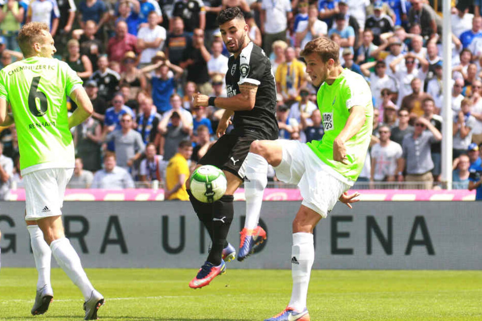 Davud Tuma (FCC) im Zweikampf mit Myroslav Slavov (CFC).