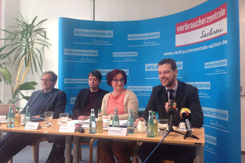 V.l.n.r.: Prof. Dr. Udo Reifner (Rechtsanwalt), Michael Knobloch (Vorstand Verbraucherzentrale Hamburg), Andrea Heyer (Referatsleiterin Finanzdienstleistungen), Dr. Dirk Ulbricht (Direktor Institut für Finanzdienstleistungen)