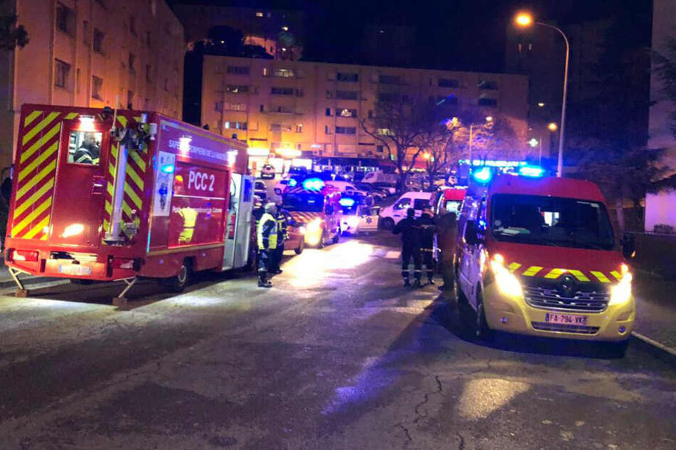 Bei Schüssen auf der französischen Mittelmeerinsel Korsika ist ein Passant getötet worden, mehrere wurden verletzt.