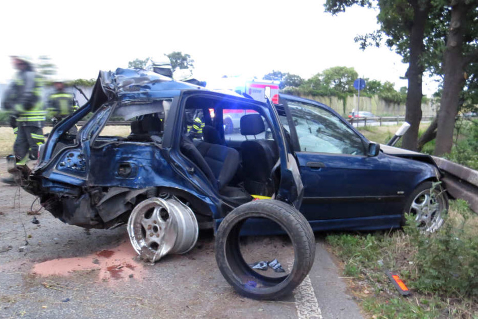 Am 3er BMW des schwer verletzten Fahrers entstand durch den Crash ein Totalschaden.