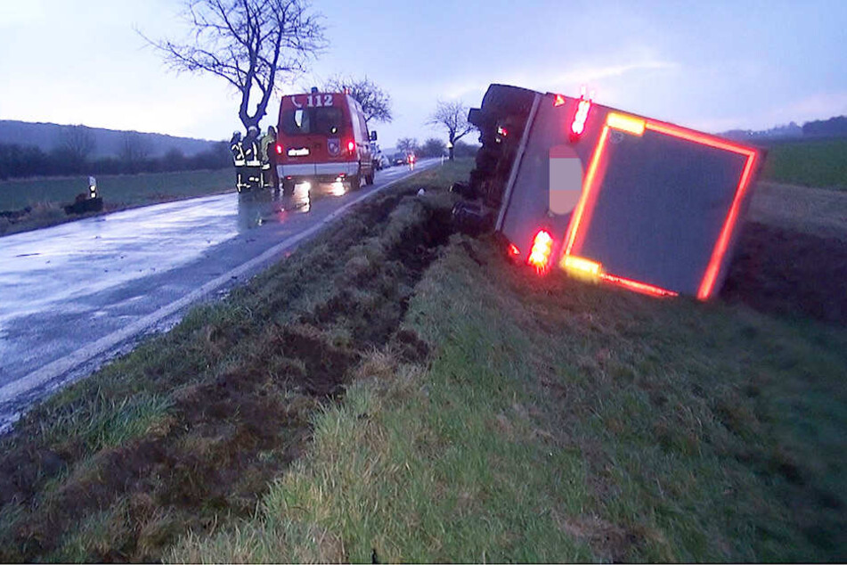 Der Lkw war umgekippt und auf der Seite liegengeblieben.