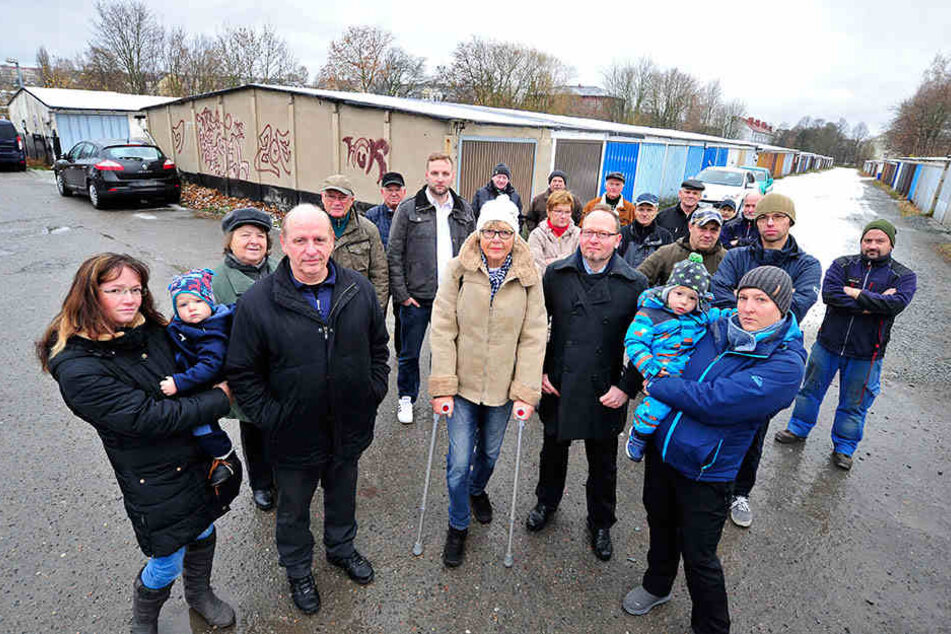 Garagenbesitzer auf der Palme: Weil die Stadt eine neue Sporthalle auf dem Garagengrundstück bauen will, sind Pächter sauer.