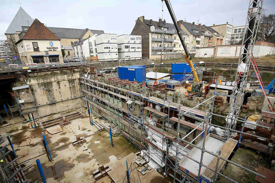 Am 3. März 2009 stürzte das Kölner Stadtarchiv ein, die Restaurierung wird mindestens noch 30 Jahre dauern.
