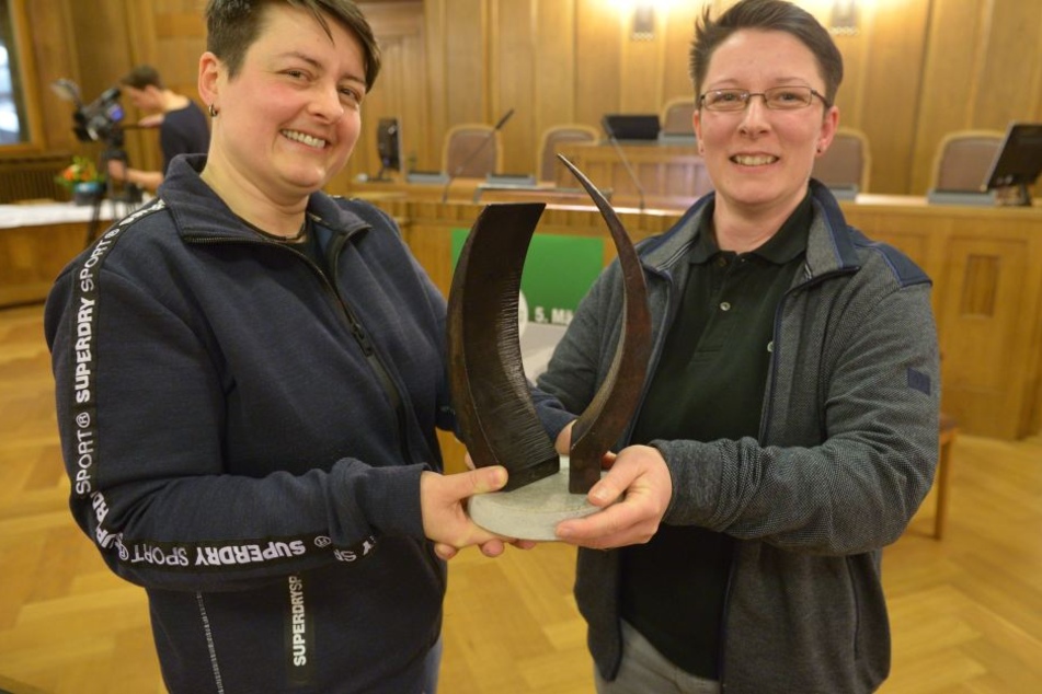 Sabrina Jäger und Jacqueline Drechsler (beide 41, v.l.) vom Verein Different People wurden Freitagabend mit dem Chemnitzer Friedenspreis geehrt.
