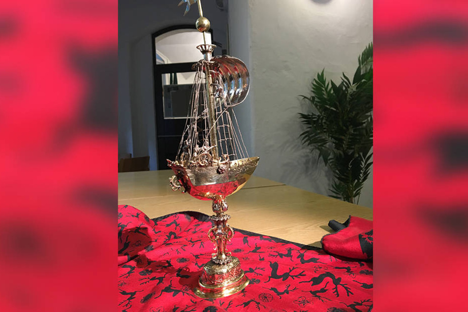 Der goldene Schiffs-Pokal wurde beschlagnahmt und lagert bis zum Ende des
Rechtsstreits in der Bremer Asservatenkammer.
