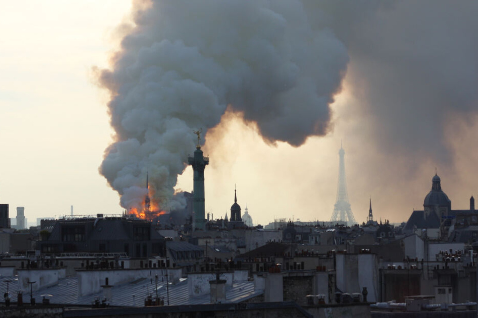 Eine riesige Rauchsäule steht über einem der berühmtesten Wahrzeichen der Welt - der Pariser Kathedrale Notre-Dame.