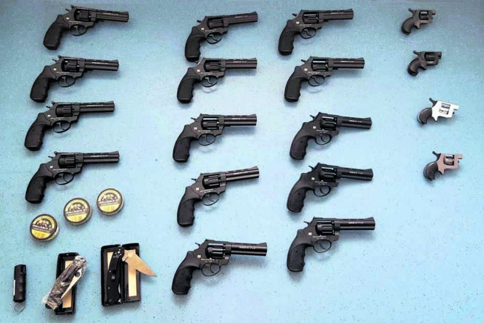 Ein Fang der Bundespolizei von der A17 in Berggießhübel Ende Juni. Die Waffen
und die Munition sind echt.