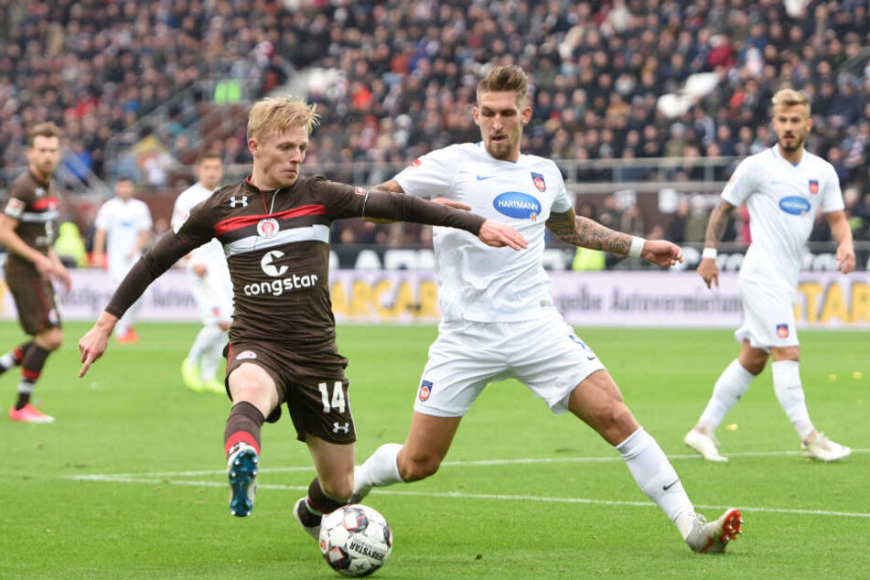Mats Möller Daehli (links) kämpft mit Heidenheims Robert Andrich um den Ball.