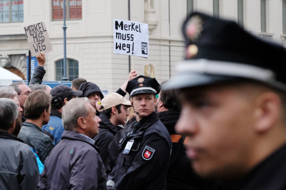 Der Einsatz bei PEGIDA am 3. Oktober sorgte für Beschwerden - zu Recht. Über
Konsequenzen entscheidet hier der Dienstherr in Niedersachsen.