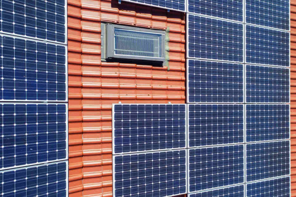 Die Photovoltaikanlage machte es den Einsatzkräften besonders schwer. (Symbolbild)