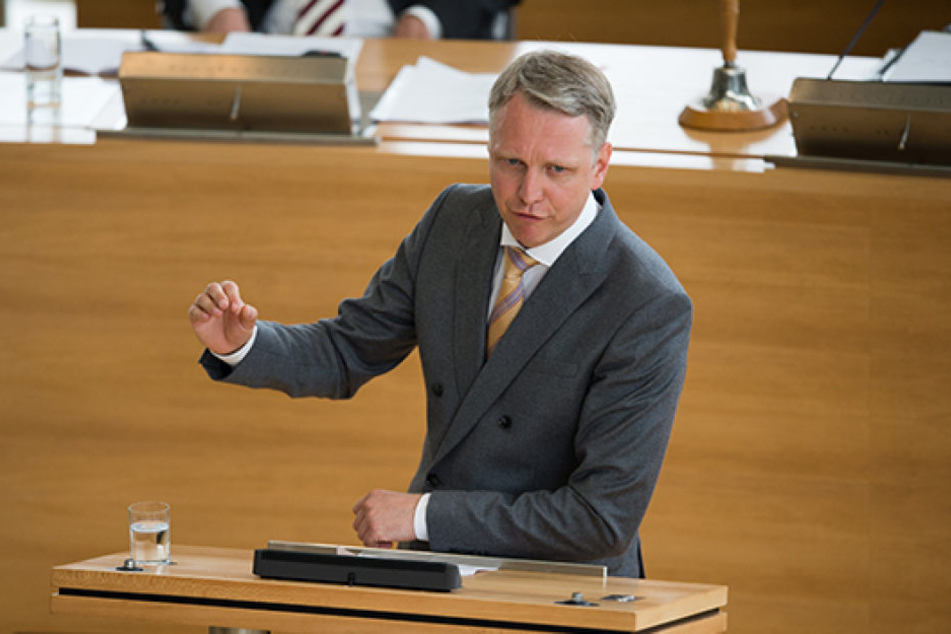 Sebastian Scheel (41, Linke) wird Staatssekretär in Berlin und gibt dafür
sein Abgeordnetenmandat auf.